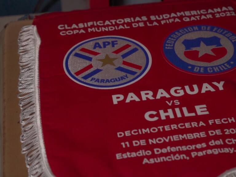 El particular mensaje del banderín que Chile intercambiará con Paraguay en Asunción