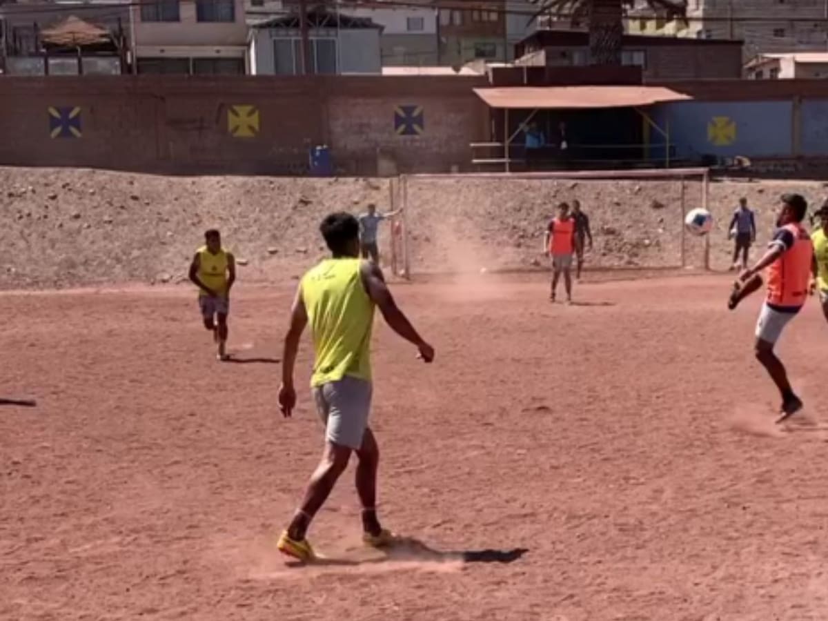 Club del fútbol chileno sorprende al entrenar en cancha de tierra: DT explicó el motivo y dejó potente lección