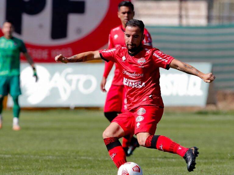 3 de Marzo del 2021/SANTIAGOFernando Cordero(c) ,durante el partido valido por la Segunda fecha del Campeonato Nacional AFP PlanVital 2021, entre Deportes Melipilla vs Ñublense, disputado en el Estadio Municipal de la Pintana.
FOTO:FRANCISCO LONGA/AGENCIAUNO