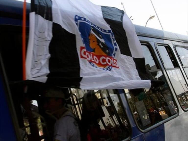 35 hinchas formalizados por obligar a chofer del Transantiago a llevarlos al Monumental