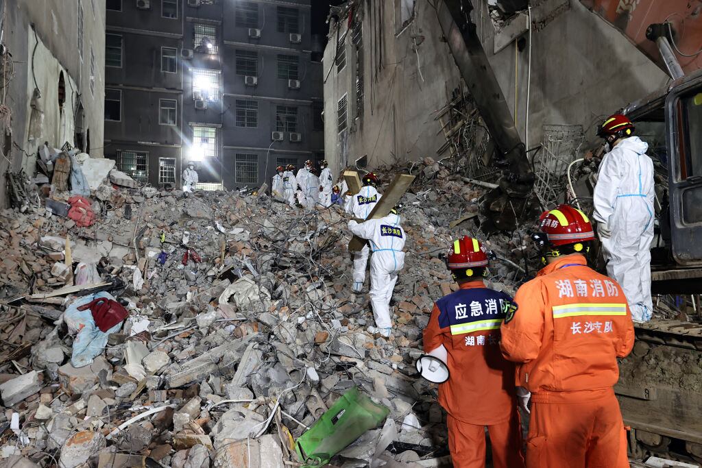 Rescatistas trabajan buscando sobrevivientes en Changsha