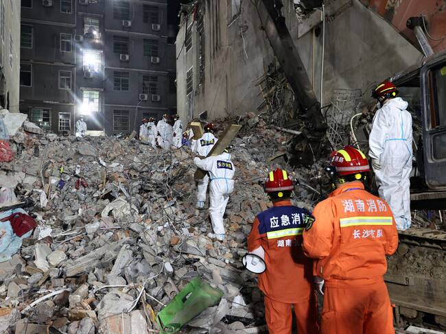 Rescatistas trabajan buscando sobrevivientes en Changsha