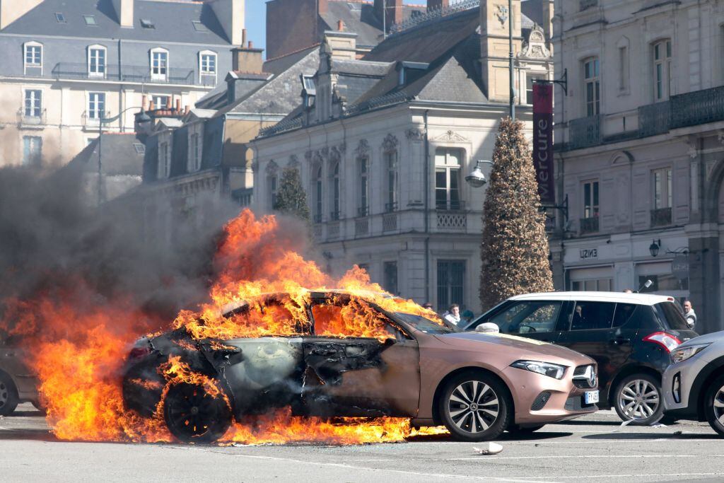 Un vehículo es incendiado en Rennes en medio de las protestas en Francia