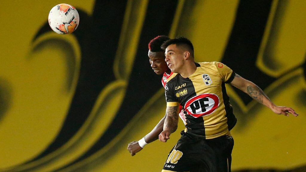 Colombia's Junior Daniel Moreno (L) and Chile's Coquimbo Joe Abrigo jump for the ball during their Copa Sudamericana quarterfinal football match at the Bicentenario Francisco Sanchez Rumoroso stadium in Coquimbo, Chile, on December 16, 2020. (Photo by JAVIER TORRES / AFP) (Photo by JAVIER TORRES/AFP via Getty Images)