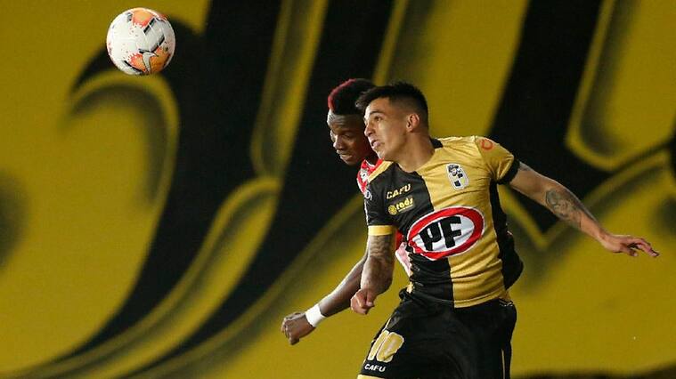Colombia's Junior Daniel Moreno (L) and Chile's Coquimbo Joe Abrigo jump for the ball during their Copa Sudamericana quarterfinal football match at the Bicentenario Francisco Sanchez Rumoroso stadium in Coquimbo, Chile, on December 16, 2020. (Photo by JAVIER TORRES / AFP) (Photo by JAVIER TORRES/AFP via Getty Images)