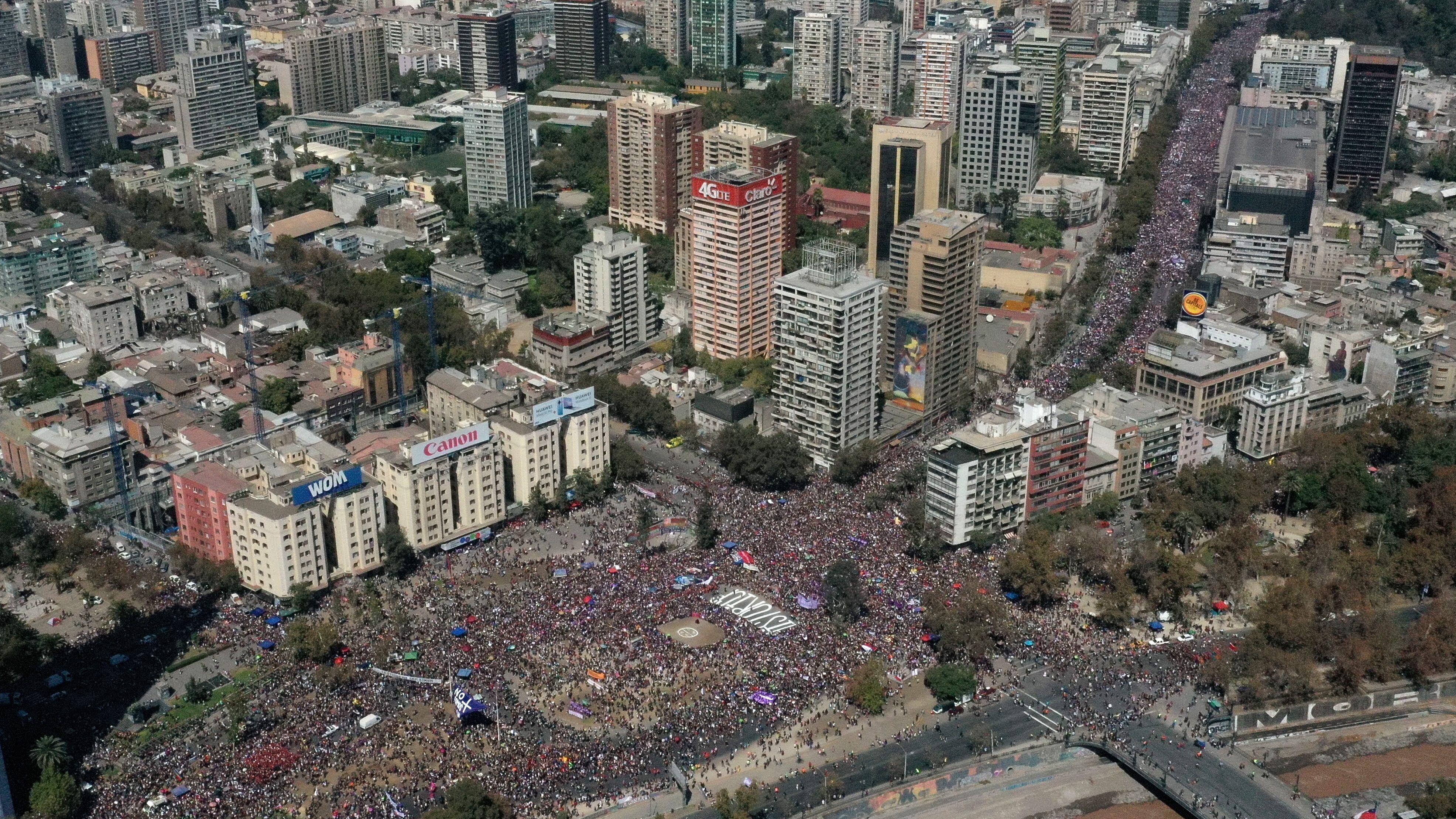 08 de Marzo de 2020/SANTIAGO Imagen tomada a las 12:27  con dron, de la marcha 8M convocada desde Plaza Baquedano en el da internacional de la mujer
FOTO:SAMIR VIVEROS/AGENCIAUNO