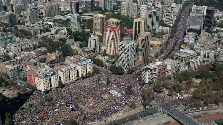 08 de Marzo de 2020/SANTIAGO Imagen tomada a las 12:27 con dron, de la marcha 8M convocada desde Plaza Baquedano en el da internacional de la mujer
FOTO:SAMIR VIVEROS/AGENCIAUNO