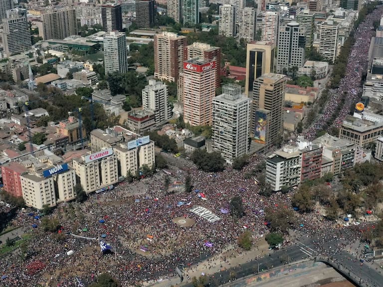 08 de Marzo de 2020/SANTIAGO Imagen tomada a las 12:27  con dron, de la marcha 8M convocada desde Plaza Baquedano en el da internacional de la mujer
FOTO:SAMIR VIVEROS/AGENCIAUNO
