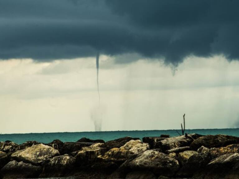 Emiten alerta por inminentes tornados y trombas marina en Los Lagos