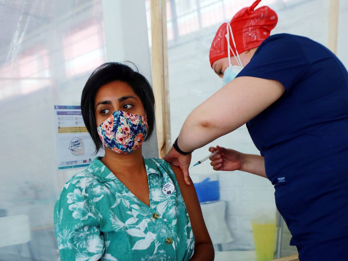 Minsal informó que se han vacunado a más de 2 millones 700 mil personas en Chile: Subsecretaria de Salud valoró la «gran respuesta» de la población
