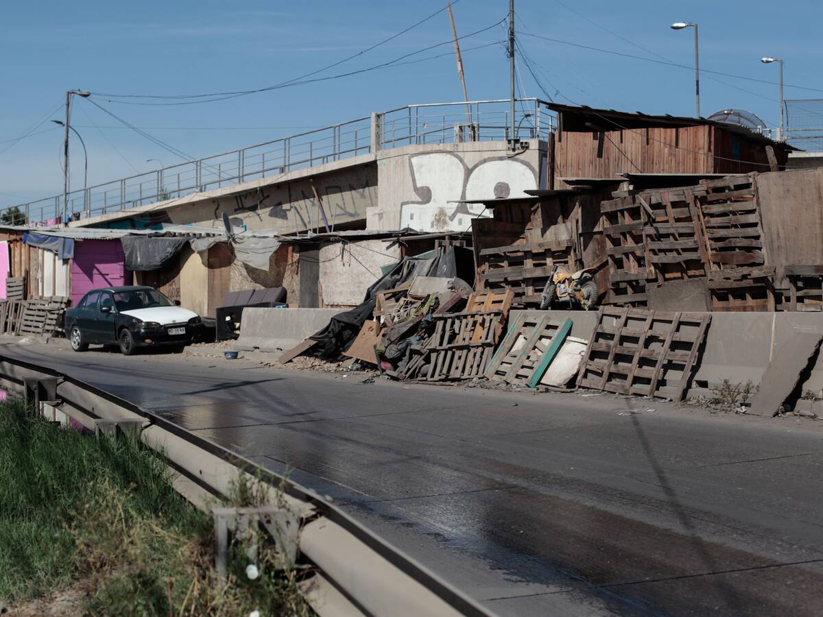 Operativo en toma de Maipú deja dos detenidos y más de 70 migrantes irregulares trasladados a cuartel de la PDI