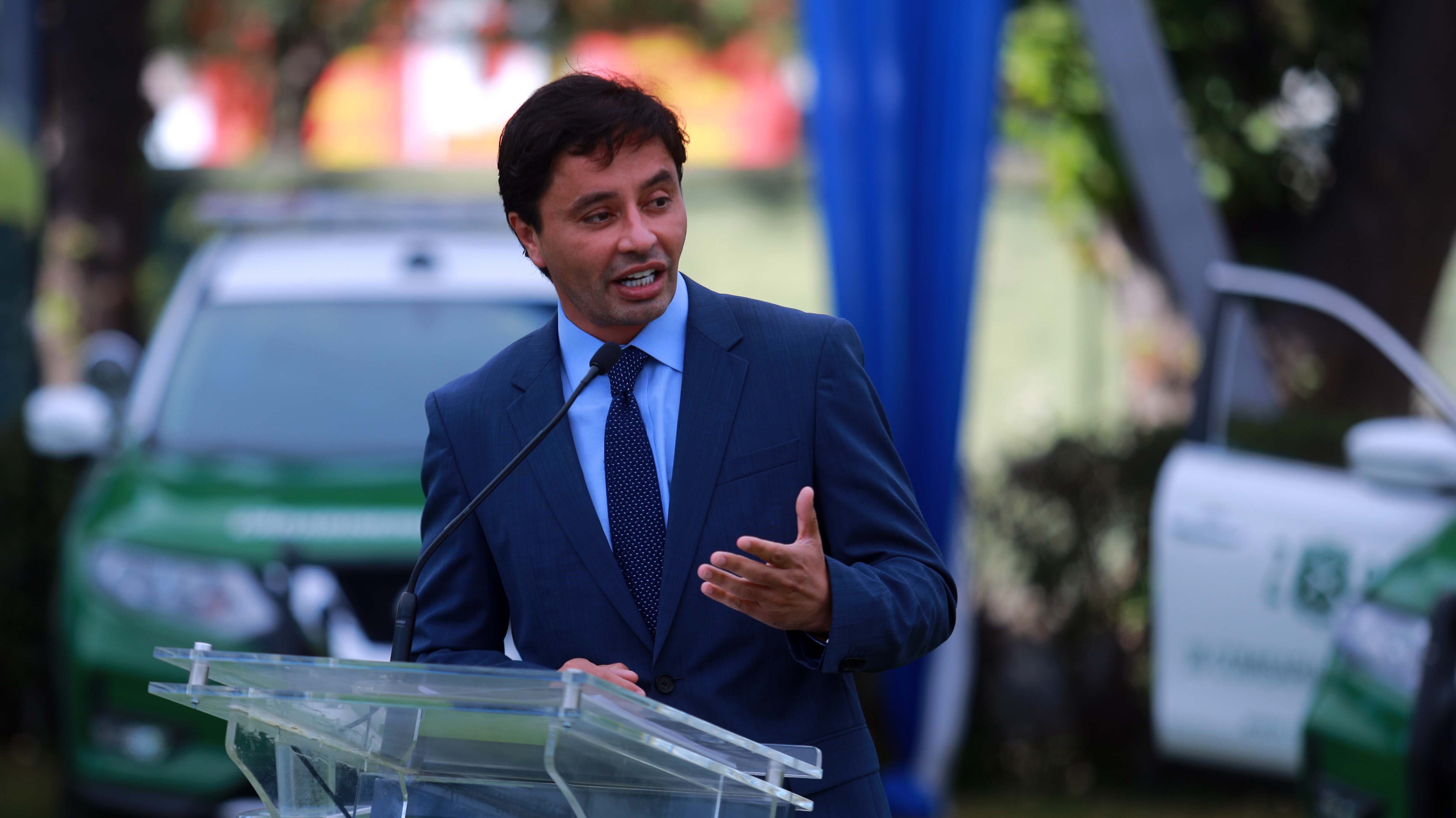30 de Diciembre del 2020/ SANTIAGO
El ministro del Interior, Rodrigo Delgado junto al alcalde de La Florida Rodolfo Carter, participan en la entrega de 20 patrullas blindadas por parte de la comuna a Carabineros para reforzar el trabajo policial en la comuna, esto esto a propósito del incremento de delitos violentos como “portonazos” y “encerronas”, en medio de la pandemia de covid-19.
Fotos: JOSÉ FRANCISCO ZUÑIGA/ AGENCIAUNO