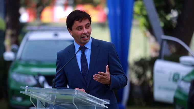 30 de Diciembre del 2020/ SANTIAGO
El ministro del Interior, Rodrigo Delgado junto al alcalde de La Florida Rodolfo Carter, participan en la entrega de 20 patrullas blindadas por parte de la comuna a Carabineros para reforzar el trabajo policial en la comuna, esto esto a propósito del incremento de delitos violentos como “portonazos” y “encerronas”, en medio de la pandemia de covid-19.
Fotos: JOSÉ FRANCISCO ZUÑIGA/ AGENCIAUNO