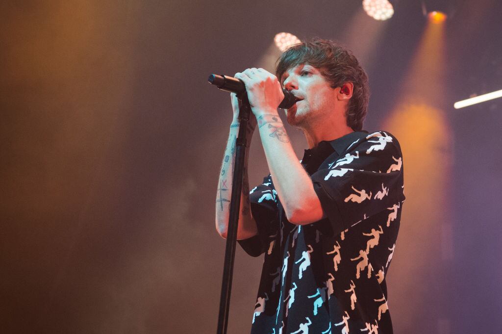 Louis Tomlinson performs
