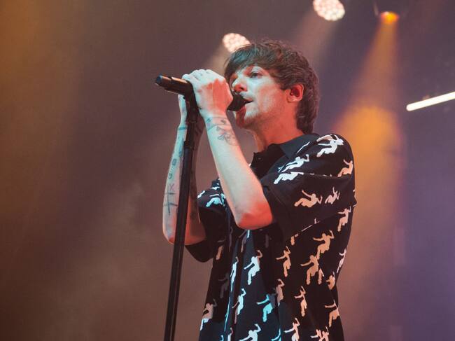Louis Tomlinson performs