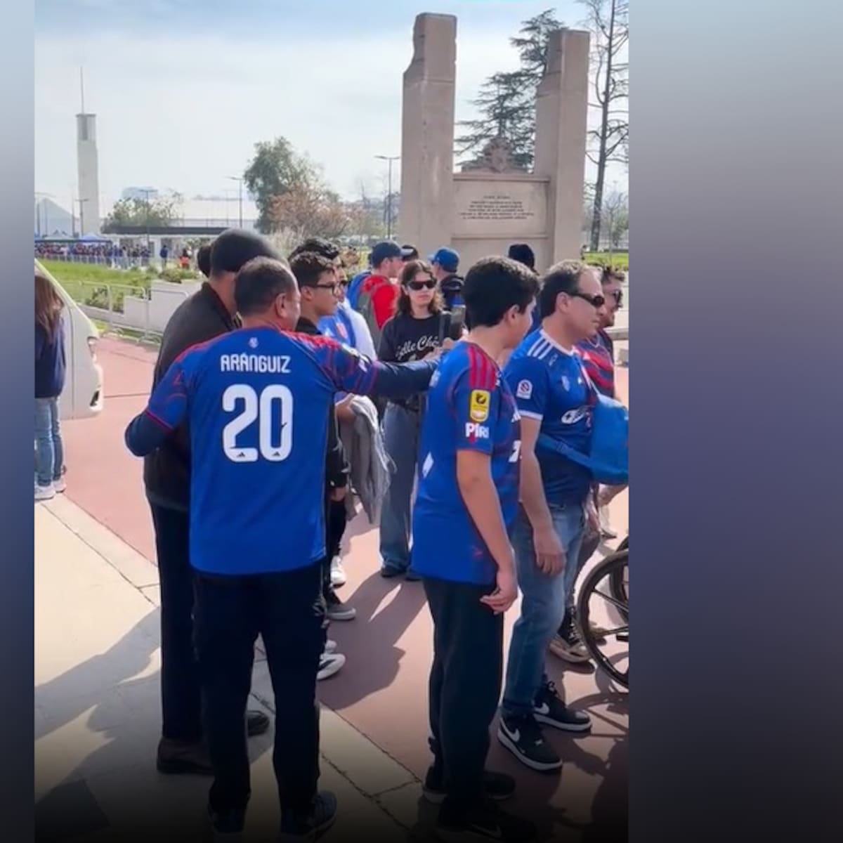 La rivalidad, solo en cancha: Claudio Bravo llegó al Estadio Nacional y se fotografió con hinchas de la U
