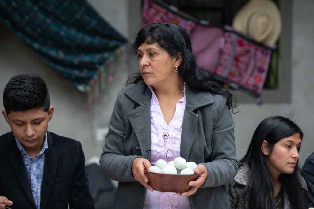 Lilia Paredes, esposa de Pedro Castillo, en comida junto a niños en Chota