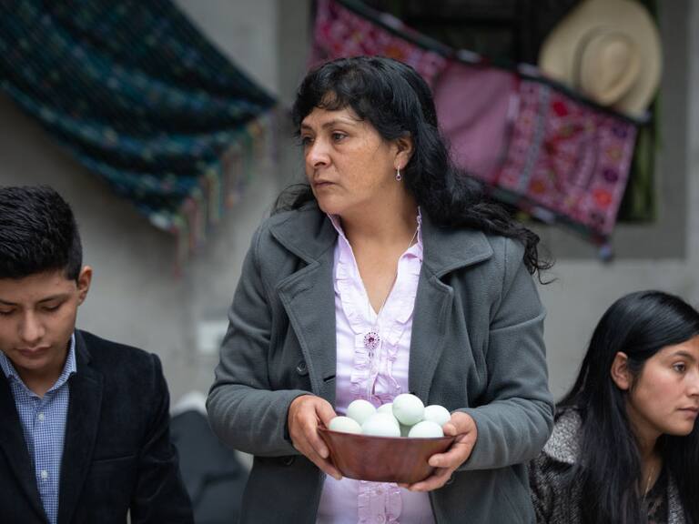 Lilia Paredes, esposa de Pedro Castillo, en comida junto a niños en Chota