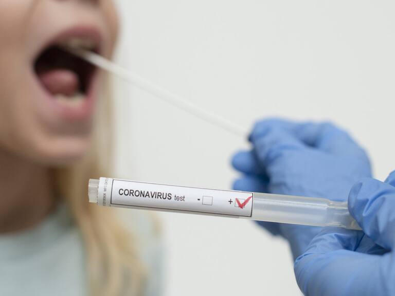 Periodista denunció que tras 26 días de cuarentena, sigue dando positivo por coronavirus