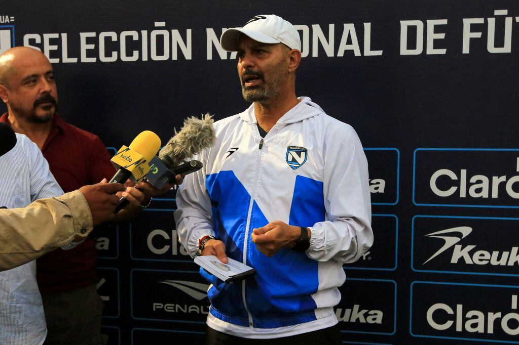 El seleccionador de Nicaragua Marco Antonio Figueroa ante la prensa