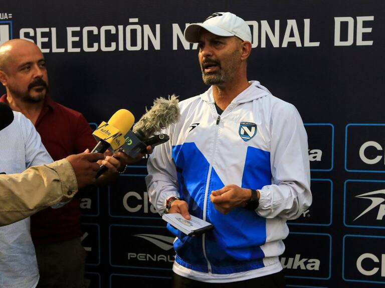 El seleccionador de Nicaragua Marco Antonio Figueroa ante la prensa