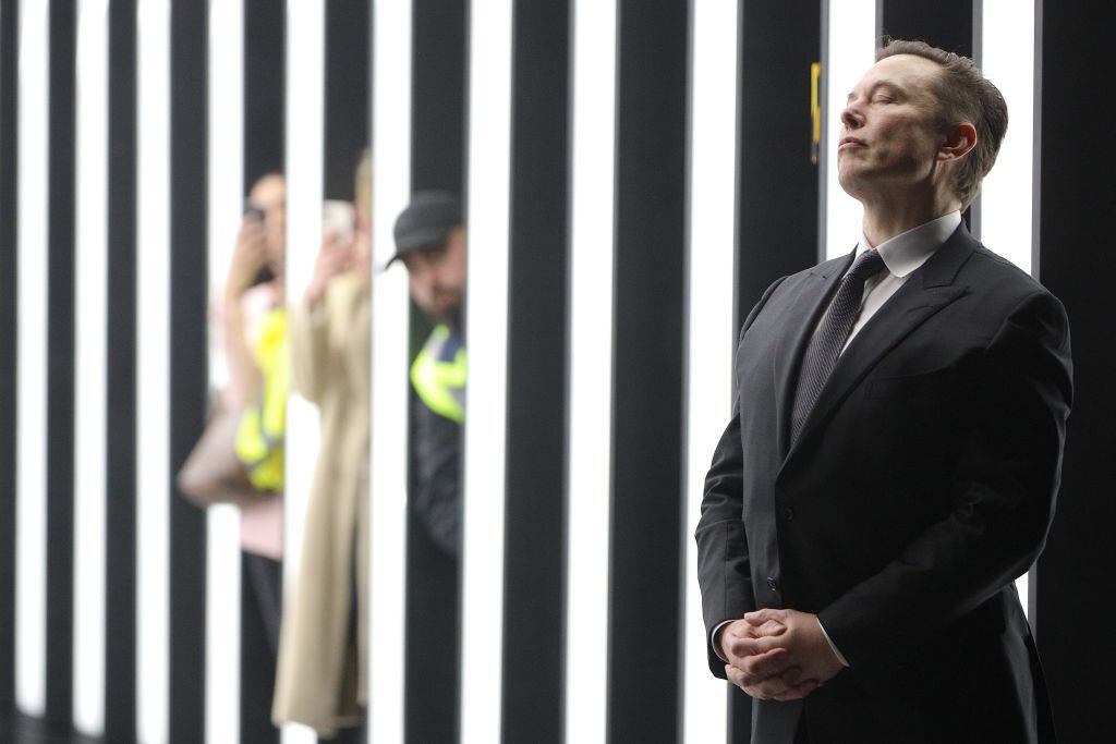 Elon Musk en una presentación de un auto de Tesla en Alemania