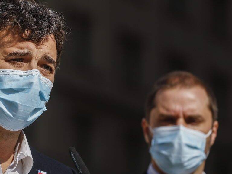5 de mayo del 2021/SANTIAGOEl ministro Secretario General de la Presidencia, Juan José Ossa, junto al ministro Secretario General de Gobierno, Jaime Bellolio, realizan un punto de prensa en la plaza de la Constitución, para referirse a la guía de elecciones de este 15 y 16 de mayo.
FOTO: SEBASTIAN BELTRAN GAETE/AGENCIAUNO