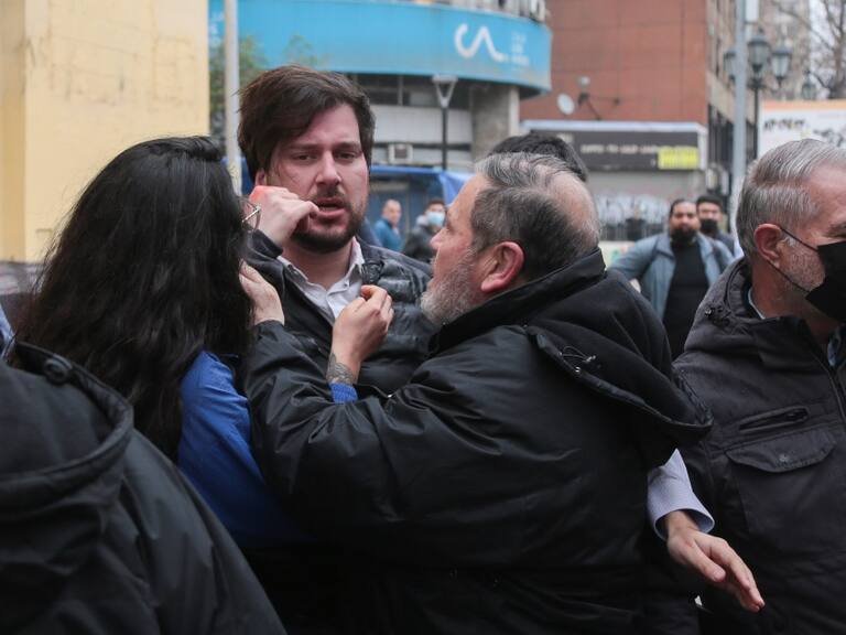 Sujetos agreden a Simón Boric, hermano del Presidente Gabriel Boric