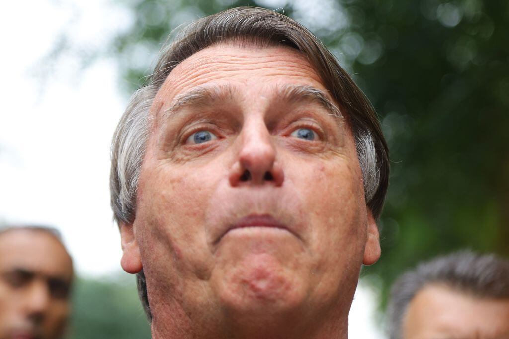 El expresidente de Brasil Jair Bolsonaro hace gestos en acto con sus seguidores