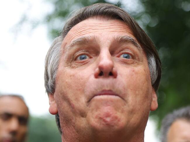 El expresidente de Brasil Jair Bolsonaro hace gestos en acto con sus seguidores