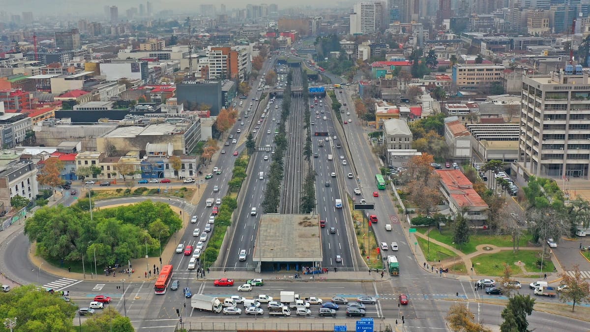 “No es prioridad”: Gobierno frena proyecto de parque urbano en Autopista Central anunciado por expresidente Boric