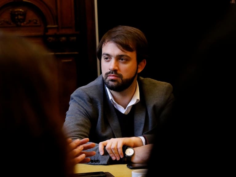 «Faltaron 12 kilómetros»: alcalde de Valparaíso critica anuncio sobre recorrido de tren Santiago-Valparaíso