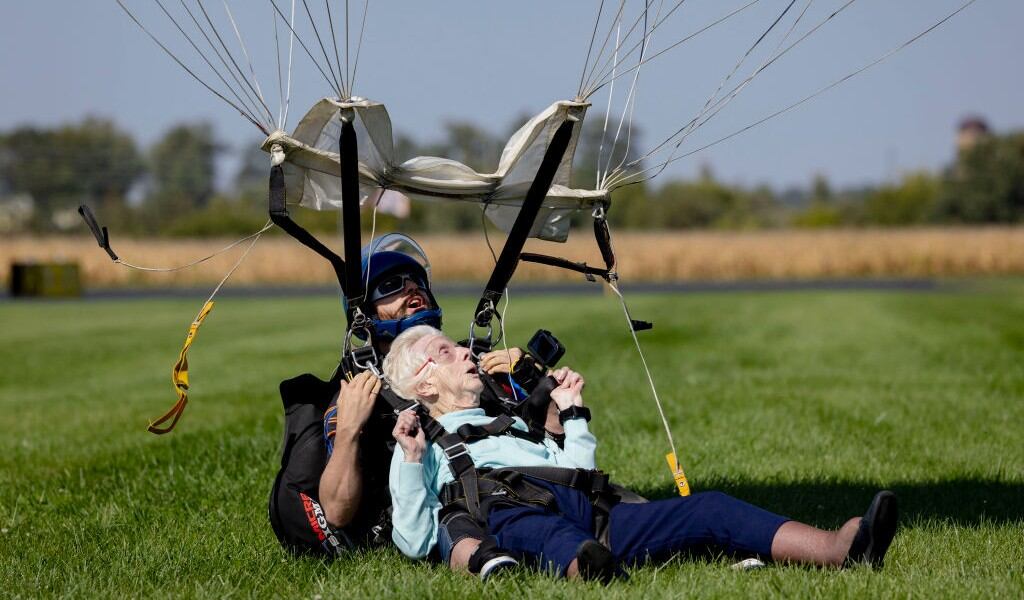 Dorothy Hoffner al aterrizar luego de su salto a los 104 años / Foto: Getty Images