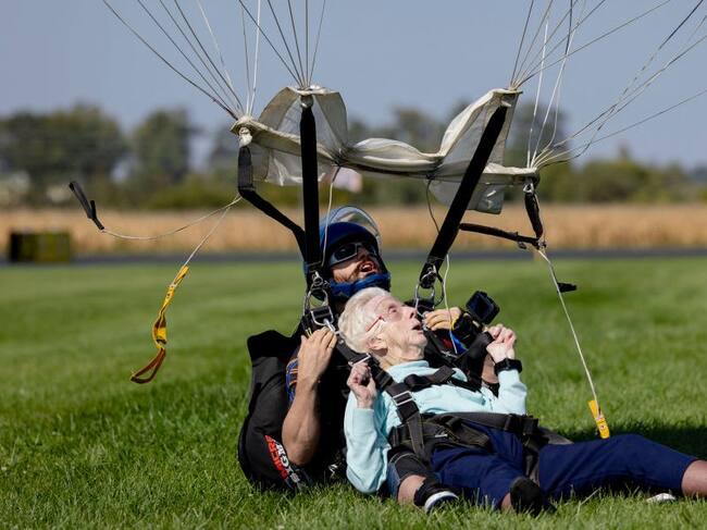 Dorothy Hoffner al aterrizar luego de su salto a los 104 años / Foto: Getty Images
