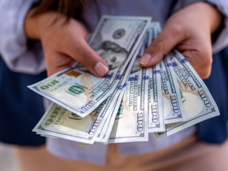 Dólar: divisa abre a la baja y se ubica en la barrera de los $805