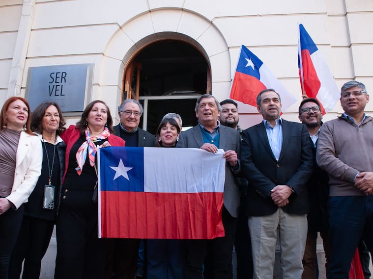 Conglomerado de partidos oficialistas inscriben pacto parlamentario ante el Servel