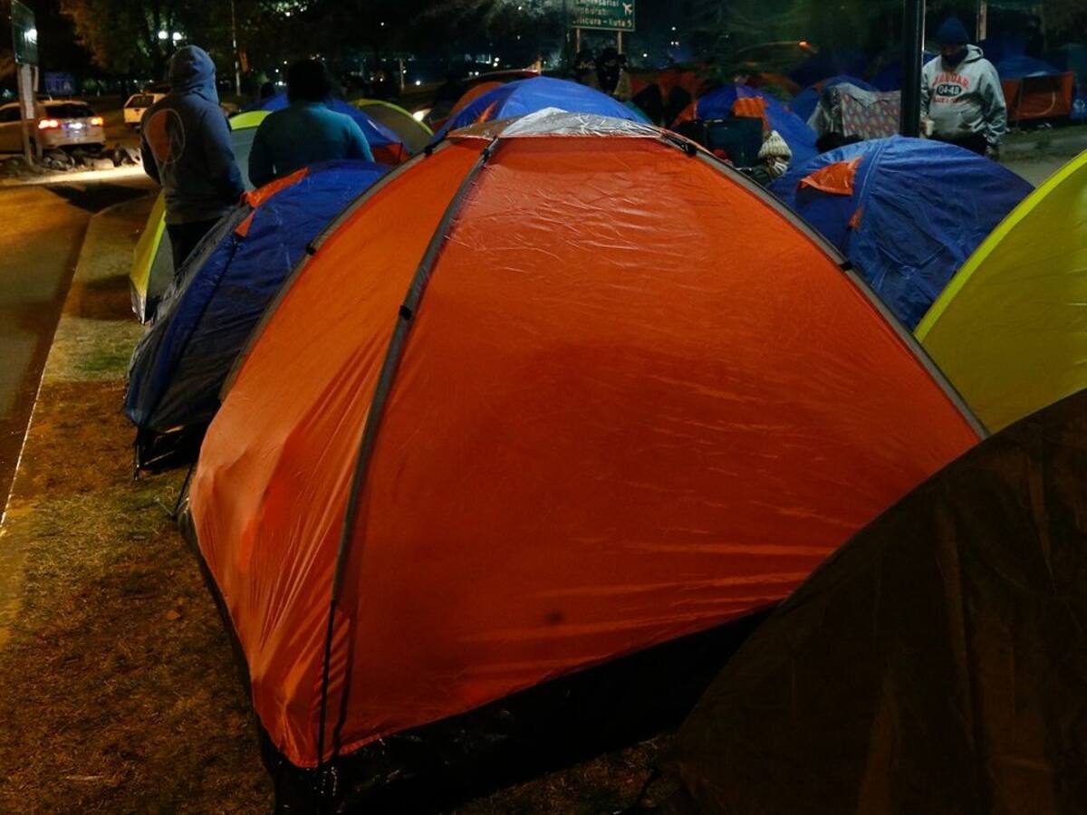 Arzobispado de Santiago informó que albergarán a más de 300 ciudadanos bolivianos