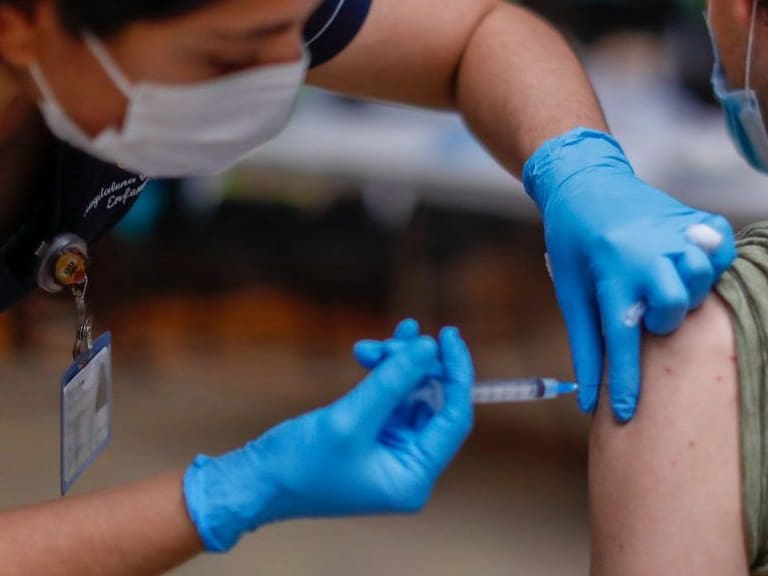 23 de Junio de 2021 / SANTIAGO Una adolecente se vacuna  contra el Covid-19 , en el centro de vacunacion Club Providencia. 
FOTO:CRISTOBAL ESCOBAR/AGENCIAUNO