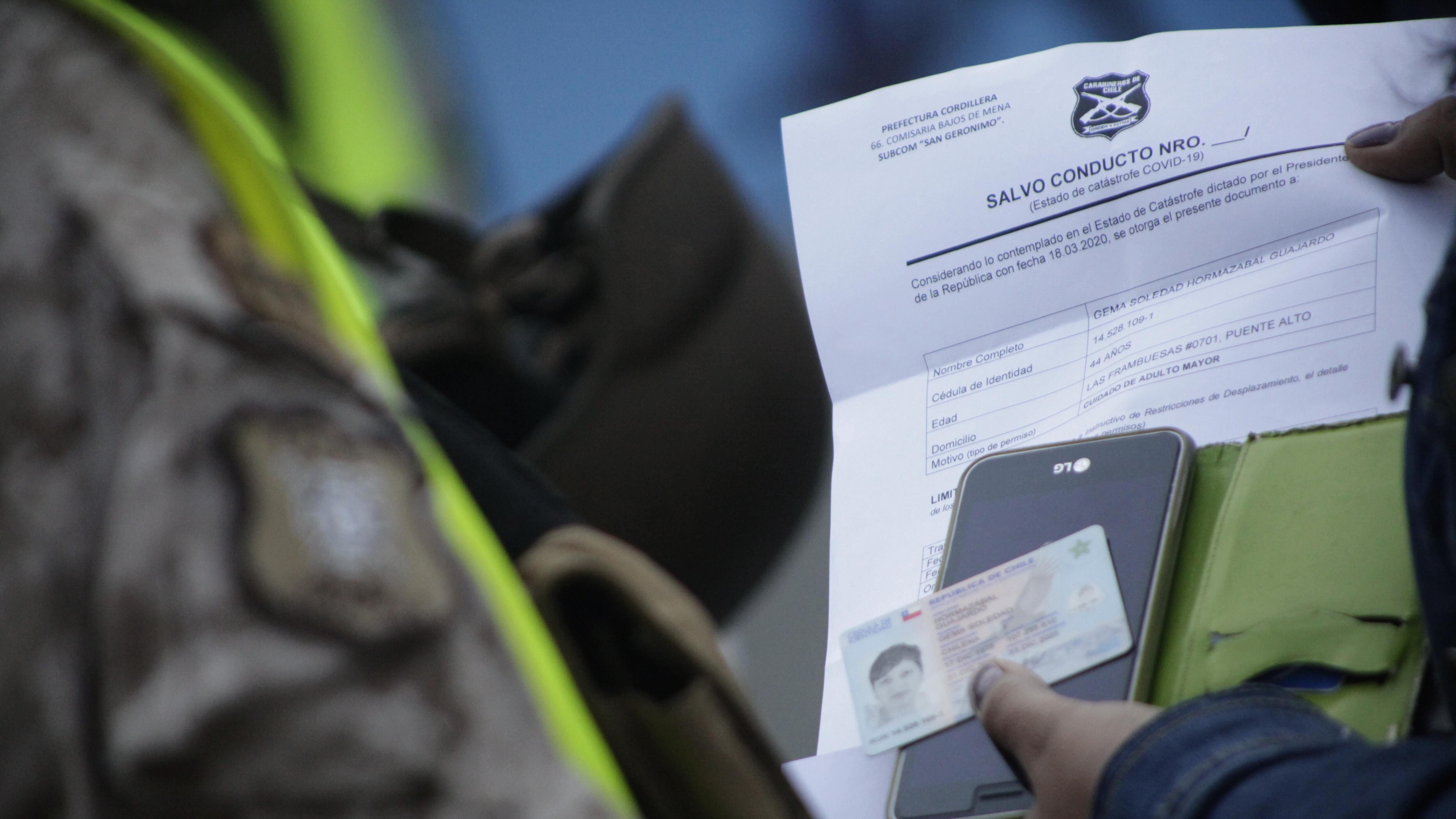 25 de Marzo de 2021/SANTIAGODurante la fiscalización de Carabineros y Militares en La Comuna de Puente Alto, debido a la cuarentena que vive la Comuna nuevamente
FOTO: MAURICIO MENDEZ/ AGENCIAUNO
