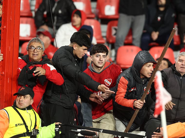 Hinchas de Independiente en el Estadio Libertadores de América