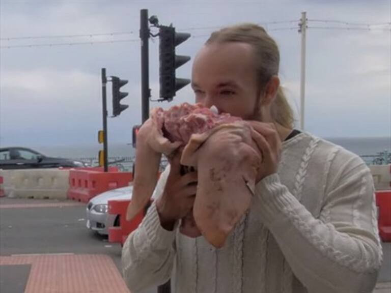 Hombre protestó en festival vegano comiendo parte de una cabeza de cerdo cruda