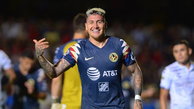 VERACRUZ, MEXICO - NOVEMBER 08: Nicolas Castillo of America celebrates after scoring the second goal of his team during the 18th round match between Veracruz and America as part of the Torneo Apertura 2019 Liga MX at Luis 'Pirata' de la Fuente Stadium on November 8, 2019 in Veracruz, Mexico. (Photo by Jaime Lopez/Jam Media/Getty Images)
