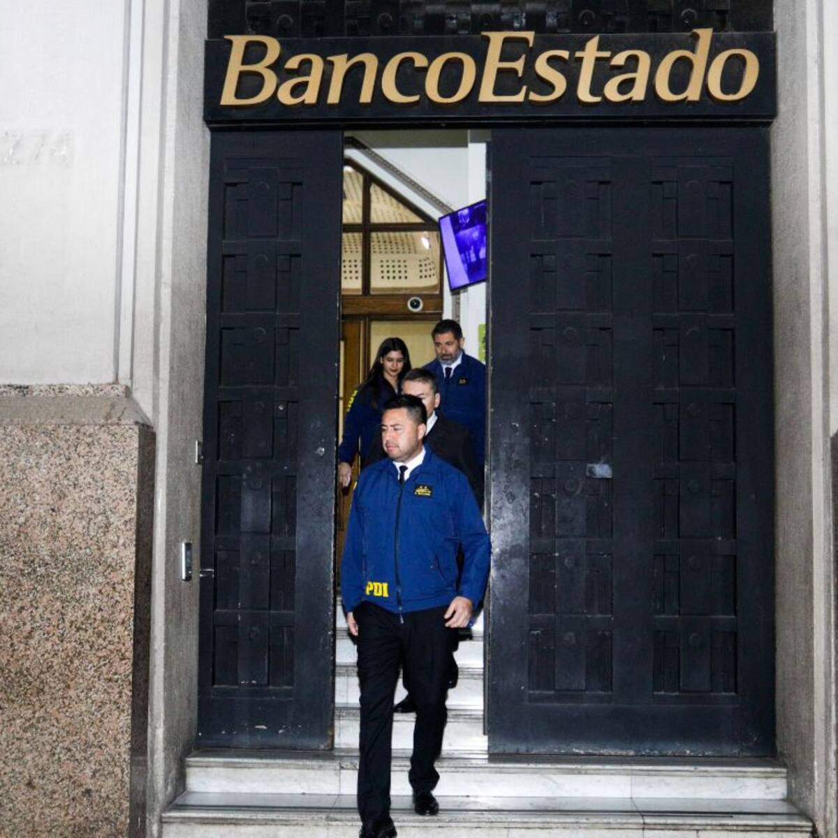 PDI realiza diligencias en sucursal de BancoEstado en Santiago Centro por investigación del Tren de Aragua