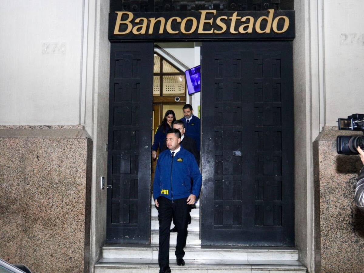 PDI realiza diligencias en sucursal de BancoEstado en Santiago Centro por investigación del Tren de Aragua