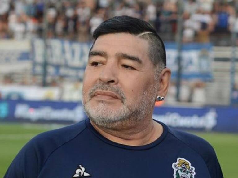 Graban a Diego Maradona borracho y bajándose los pantalones durante una celebración