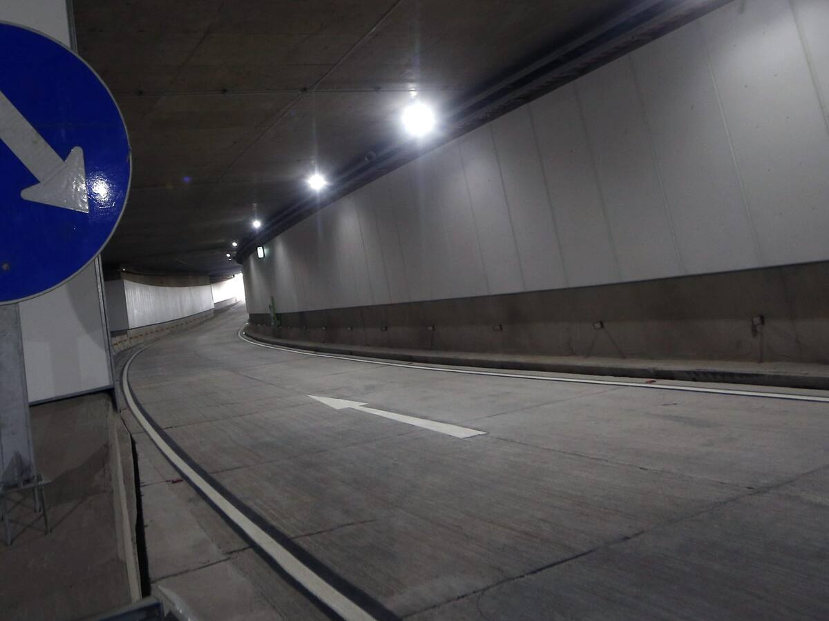 Mujer muere atropellada en Costanera Norte tras intentar cruzar por zona no habilitada