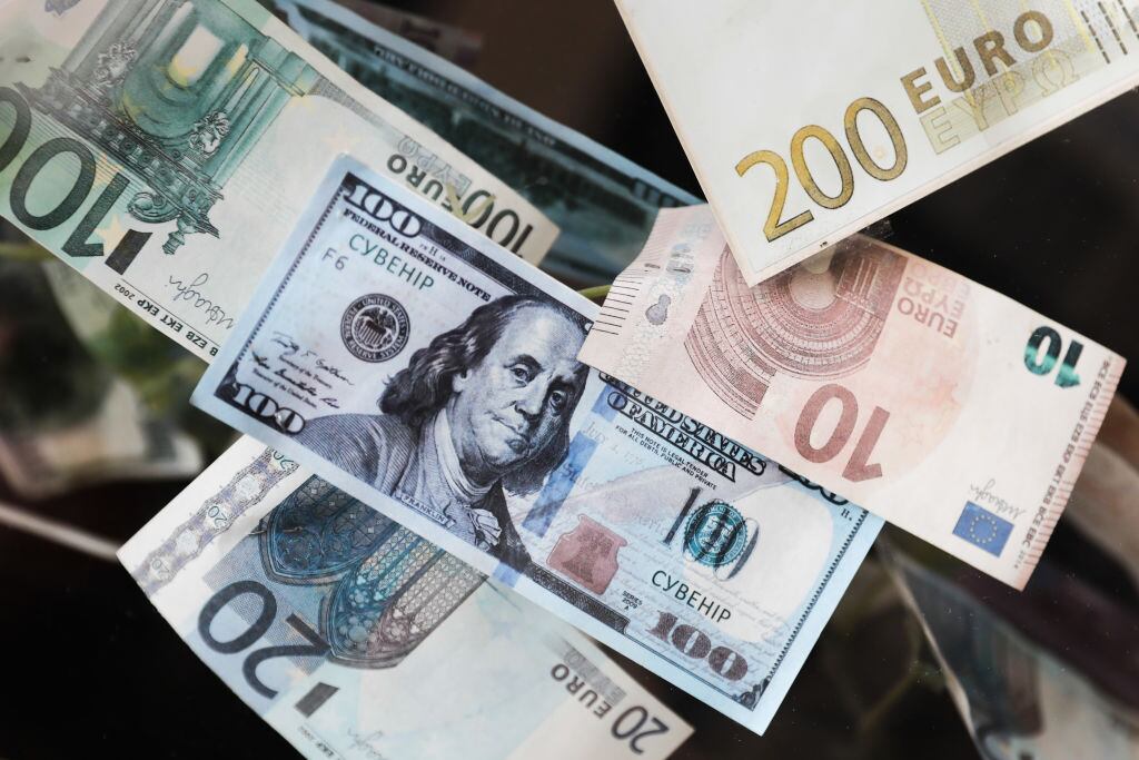 Imagen de billetes de euros y dólares
