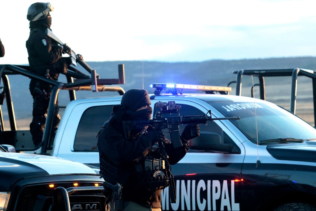 Las fuerzas de seguridad en México se enfrentan a un hombre armado.