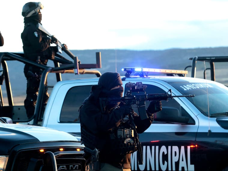 Las fuerzas de seguridad en México se enfrentan a un hombre armado.