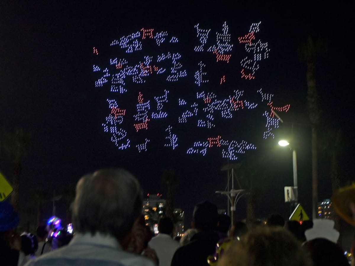 Show de drones gratis en Santiago hoy lunes: revisa el horario y los mejores lugares para verlo